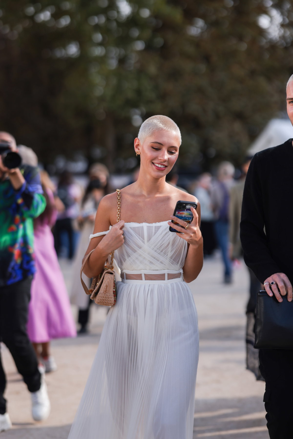 Blonde Frau mit einem Buzz Cut