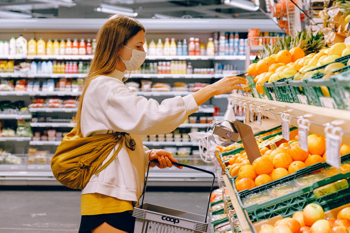 Corona: Frau mit Maske im Supermarkt
