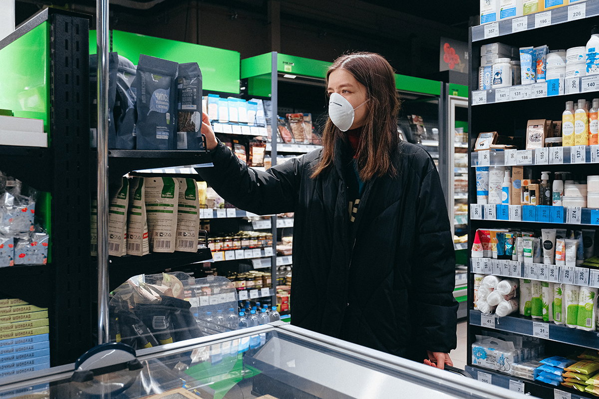 Frau mit Maske im Supermarkt