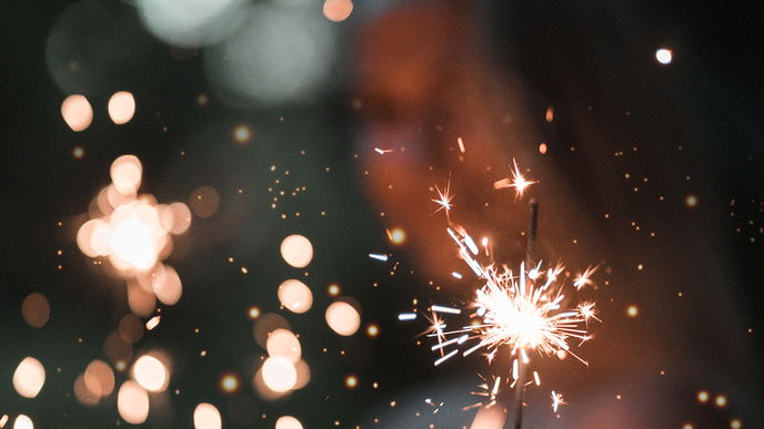 Silvester alleine? Mit diesen 10 Tipps startest du auch solo zufrieden ins neue Jahr