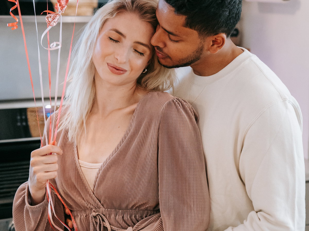 Horoskop Thema: Frau und Mann umarmen sich