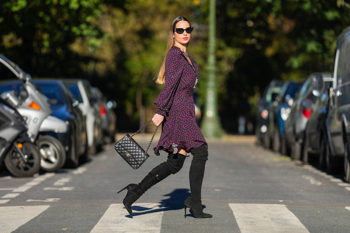 Frau trägt Herbstkleid