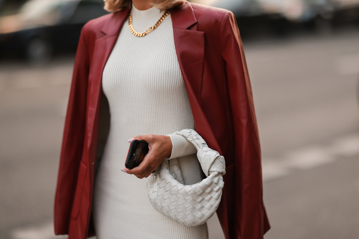 Frau trägt Strickkleid