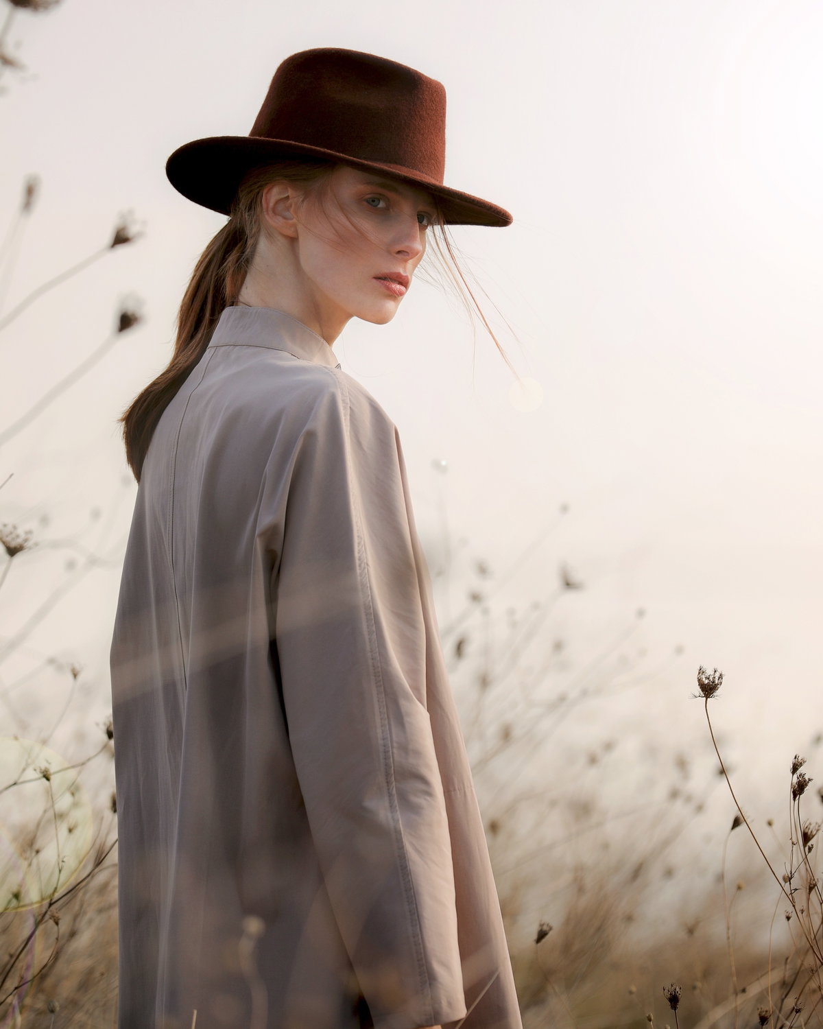 Horoskop: Frau mit Hut im Feld
