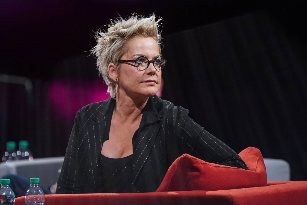 Inka Bause schaut zur Seite