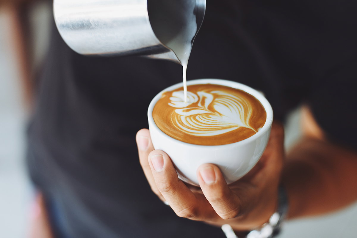 Kaffee mit Milch in der Tasse