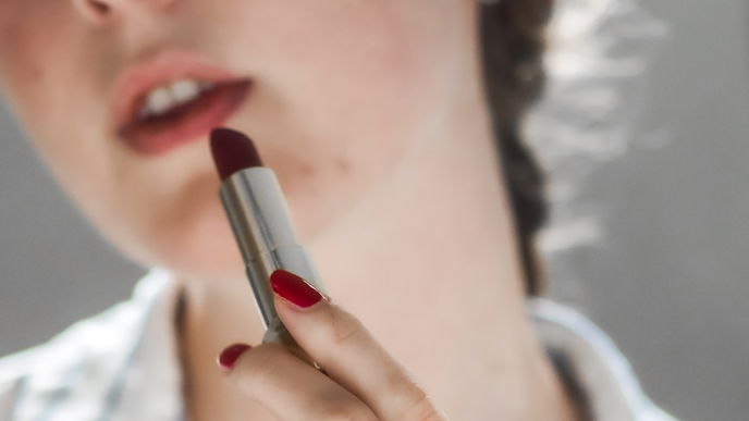 Beauty-Tipp 2023: Diese Lippenstiftfarbe lässt dich sofort jünger wirken – laut Studie