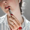 Beauty-Tipp 2023: Diese Lippenstiftfarbe lässt dich sofort jünger wirken – laut Studie