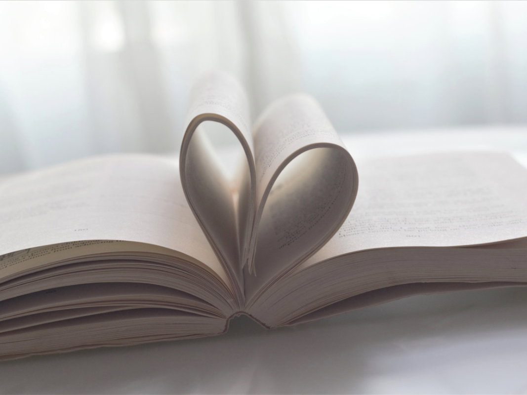 Buch mit Herz aus Seite
