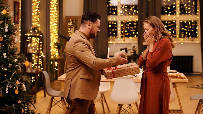 Weihnachtsgeschenke für Frauen: Über diese Präsente freut sich deine Liebste