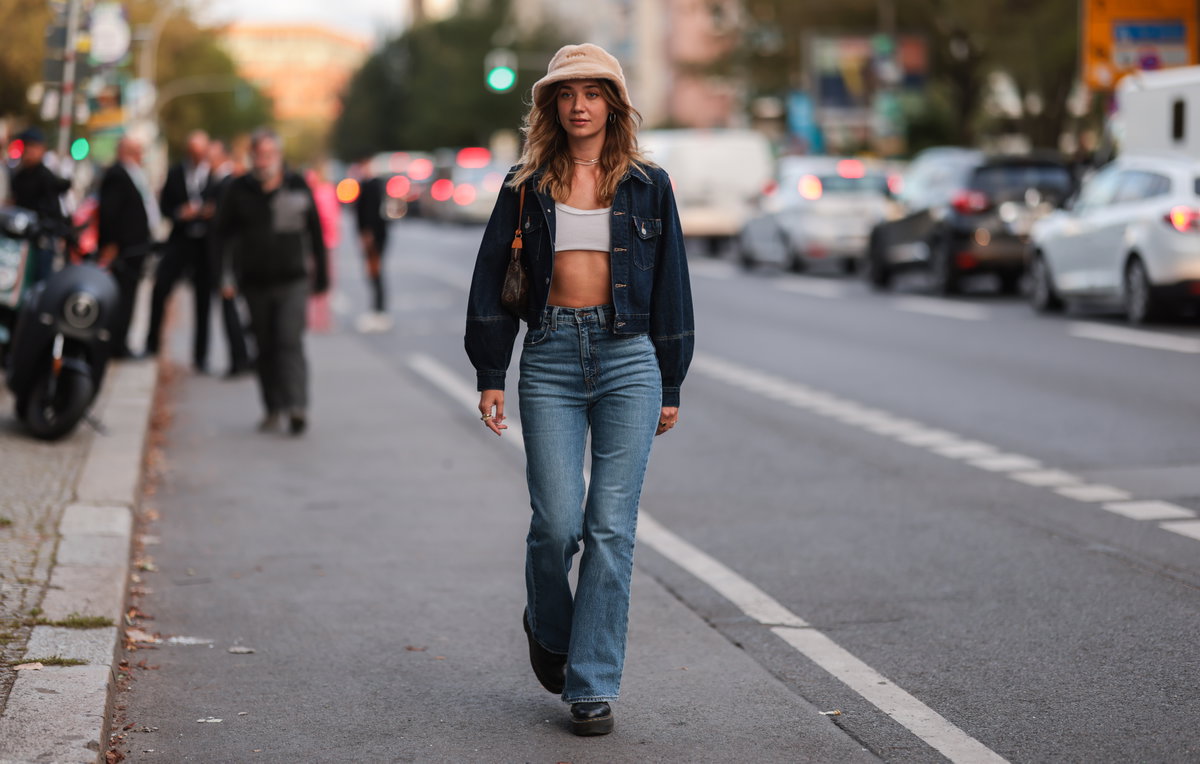 Frau trägt Schlaghose Jeans