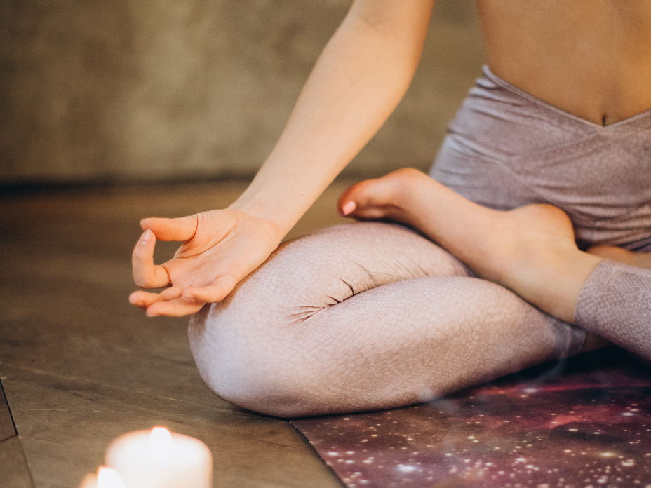 Yoga mit Kerzen und Weihrauch