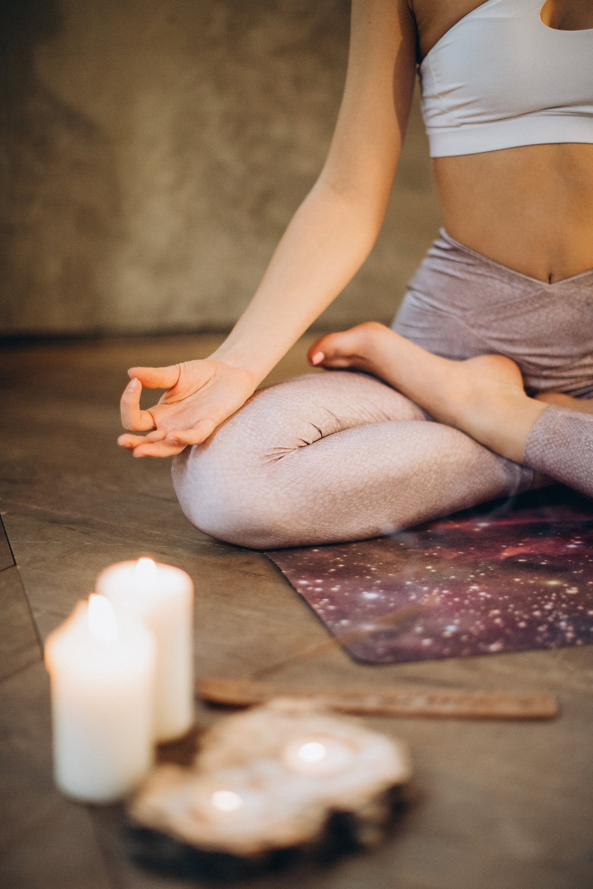 Yoga mit Kerzen und Weihrauch