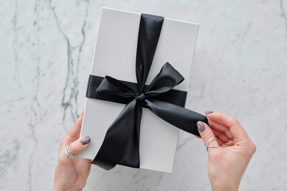 Frau hält Geschenk in Händen