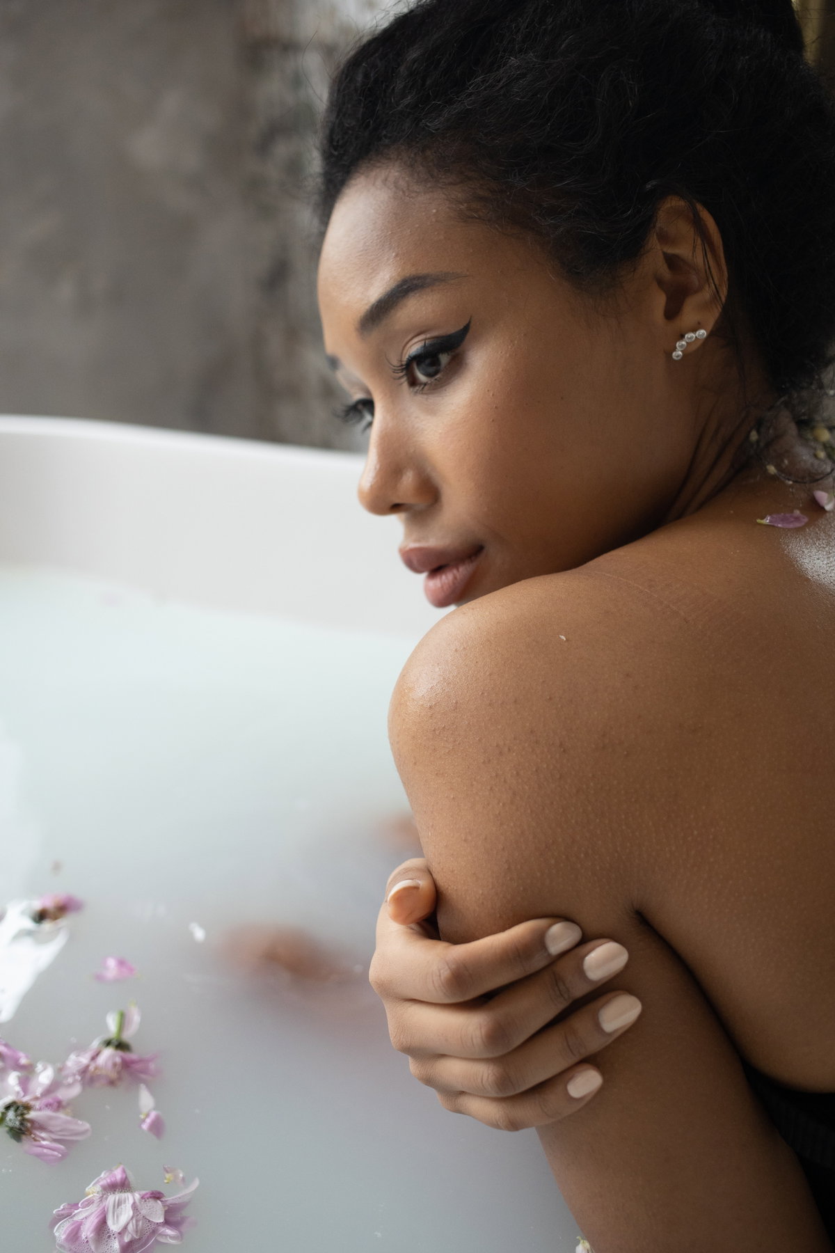 Frau sitzt in Badewanne