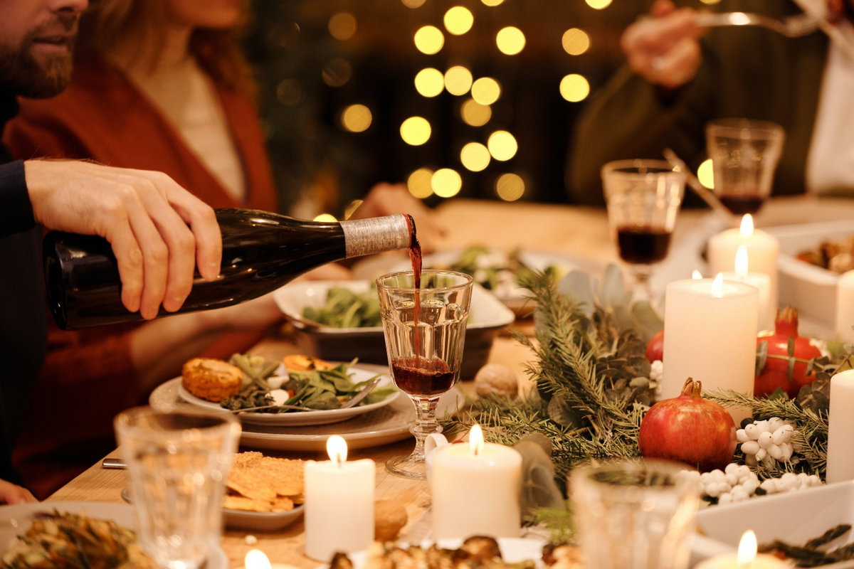 Weihnachtsessen Wein einschenken