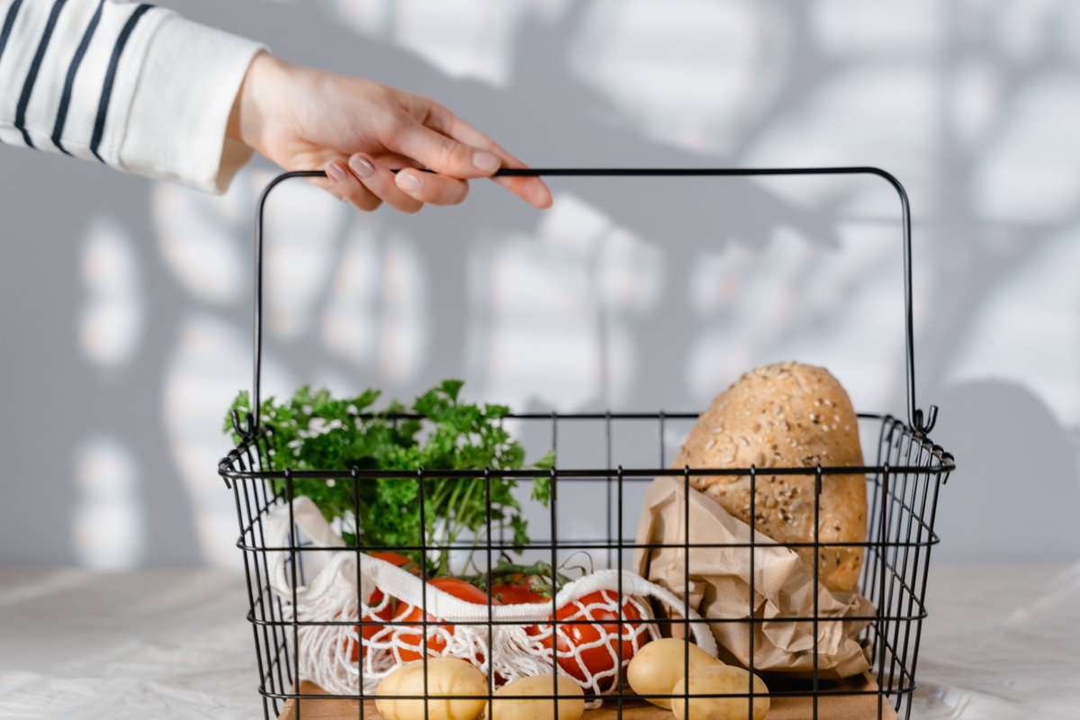 Einkaufskorb Supermarkt mit Lebensmitteln