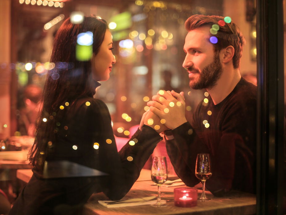 Frau und Mann Dinner