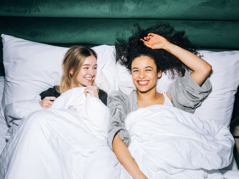 Horoskop: Zwei Frauen in einem Bett