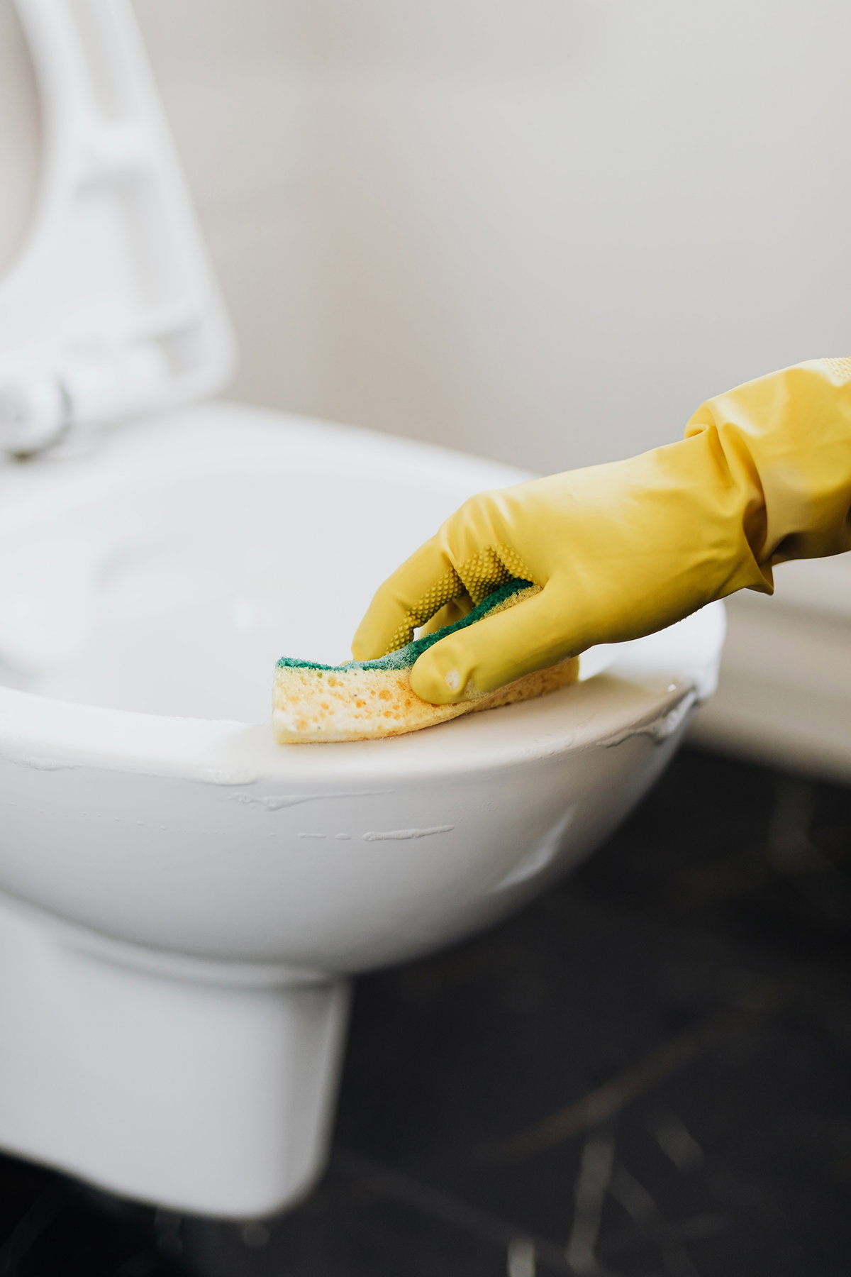 Toilette wird gereinigt