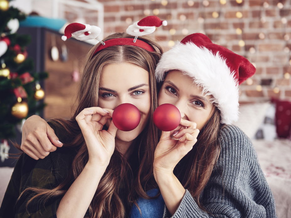 Frauen mit Weihnachtsmützen