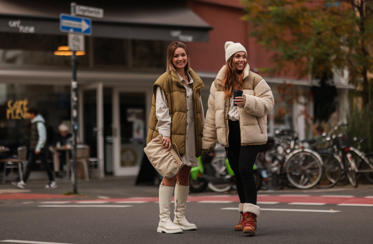 Freundinnen in Winterjacken Modetrend