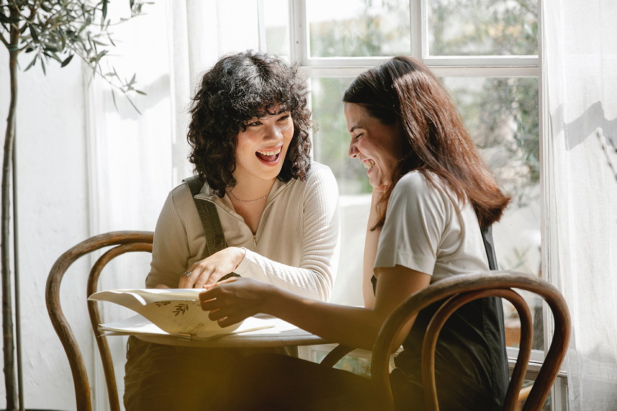 Zwei Frauen lachen miteinander