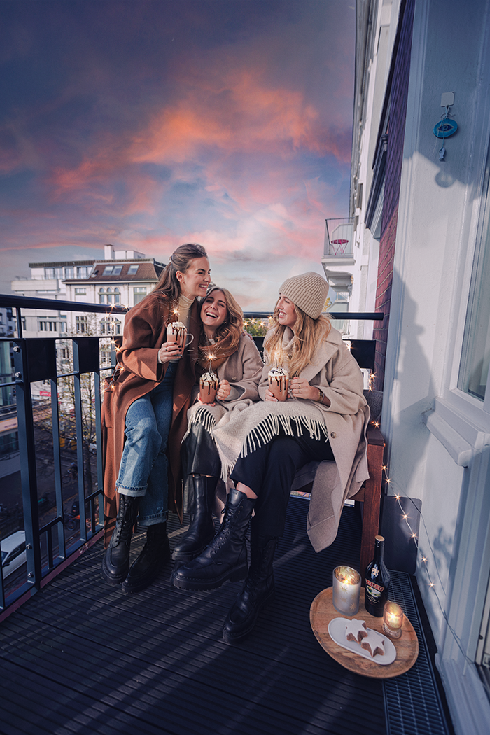 Shoppisticated sitzen auf dem Balkon und genießen Baileys