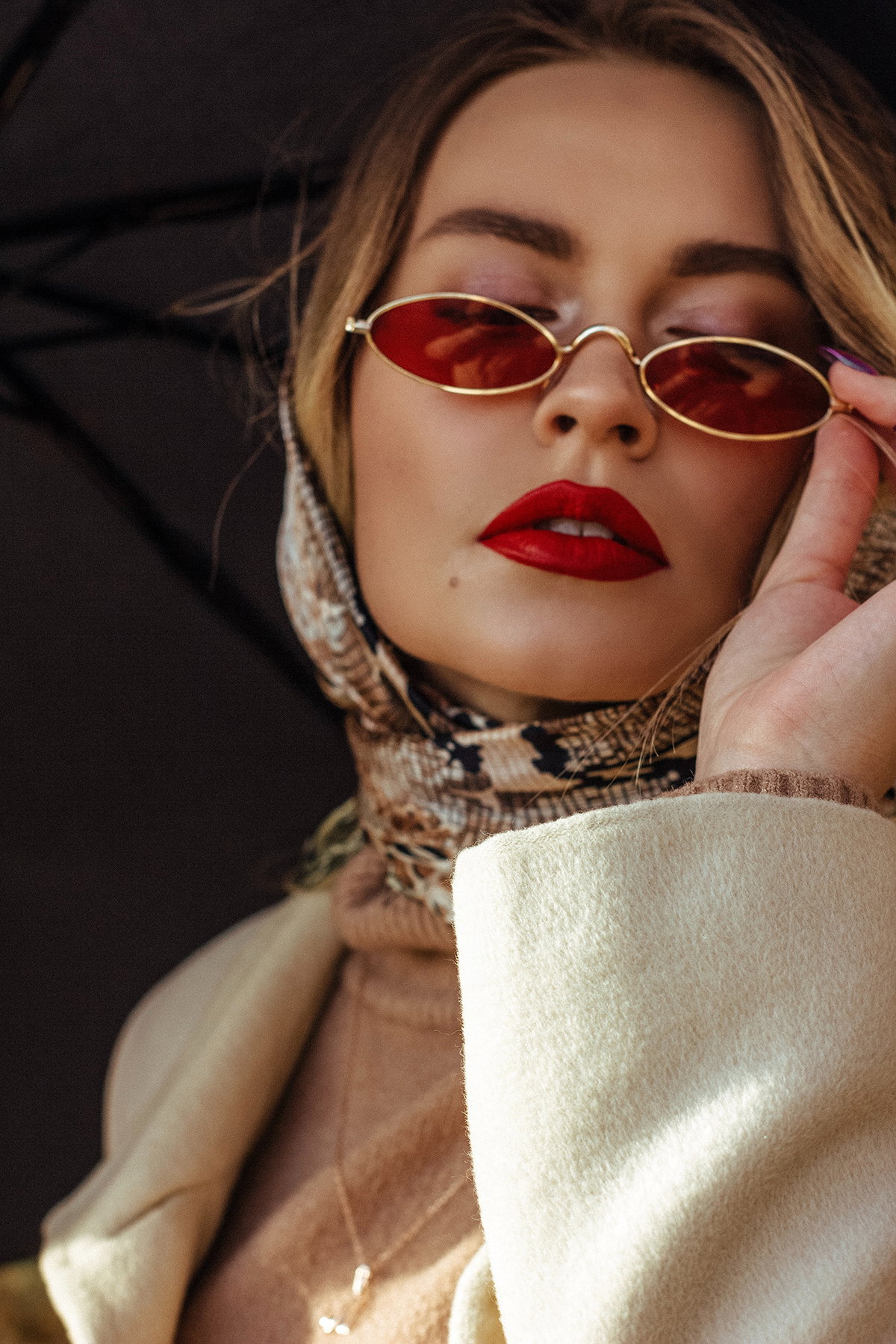 Frau mit roter Sonnenbrille