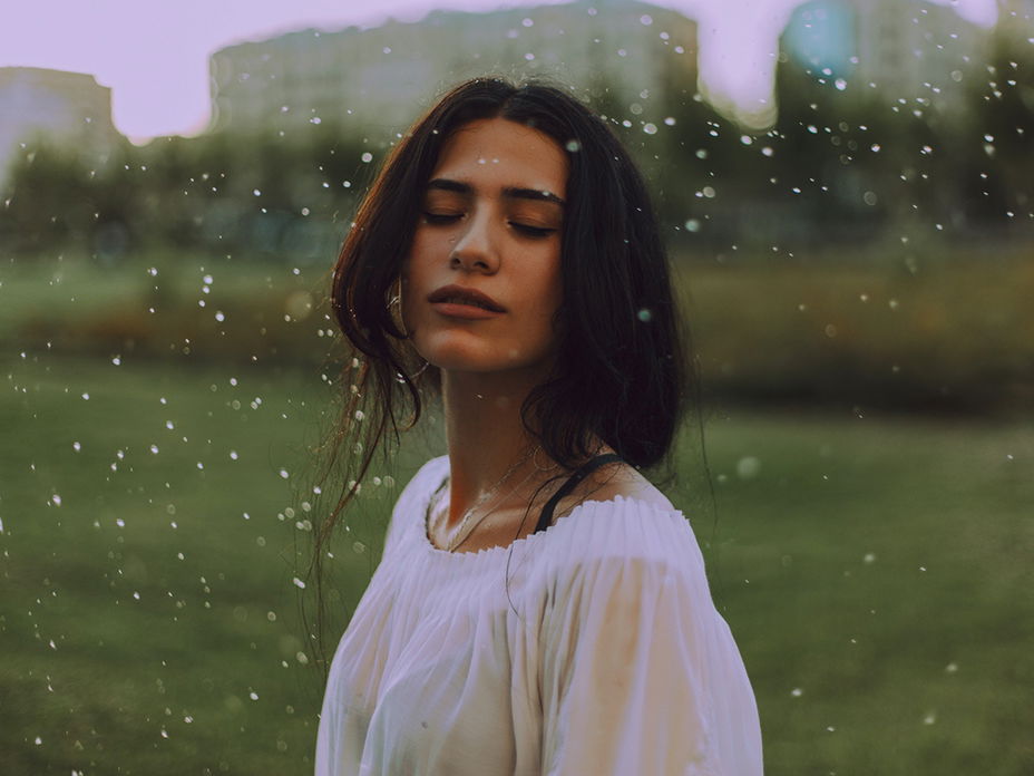 Frau steht im Regen