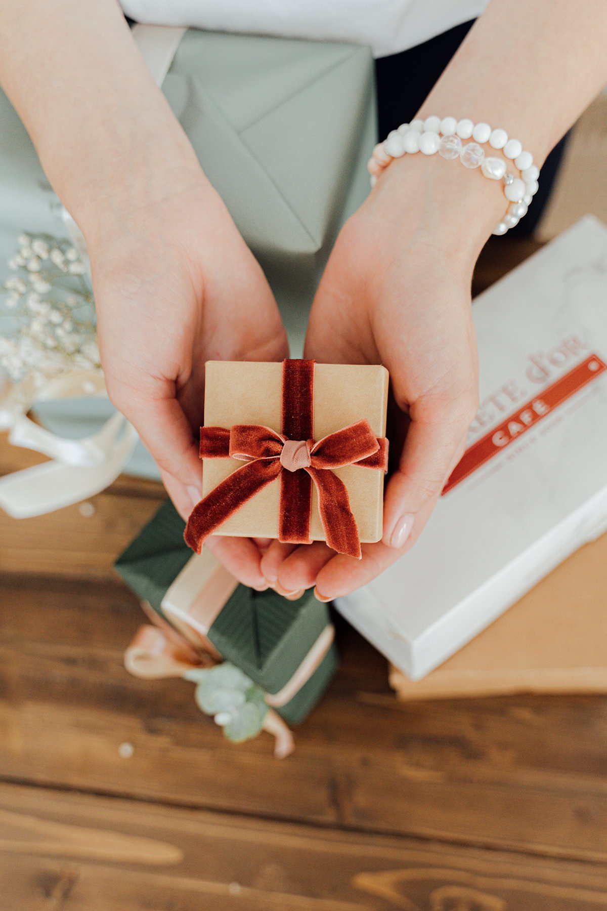 Frau hält Geschenk in der Hand