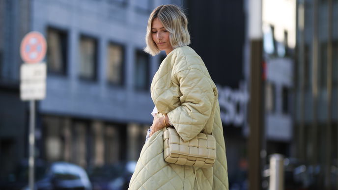 Herbst-Trend 2022: Diesen warmen H&M-Steppmantel brauchen wir in unserem Kleiderschrank