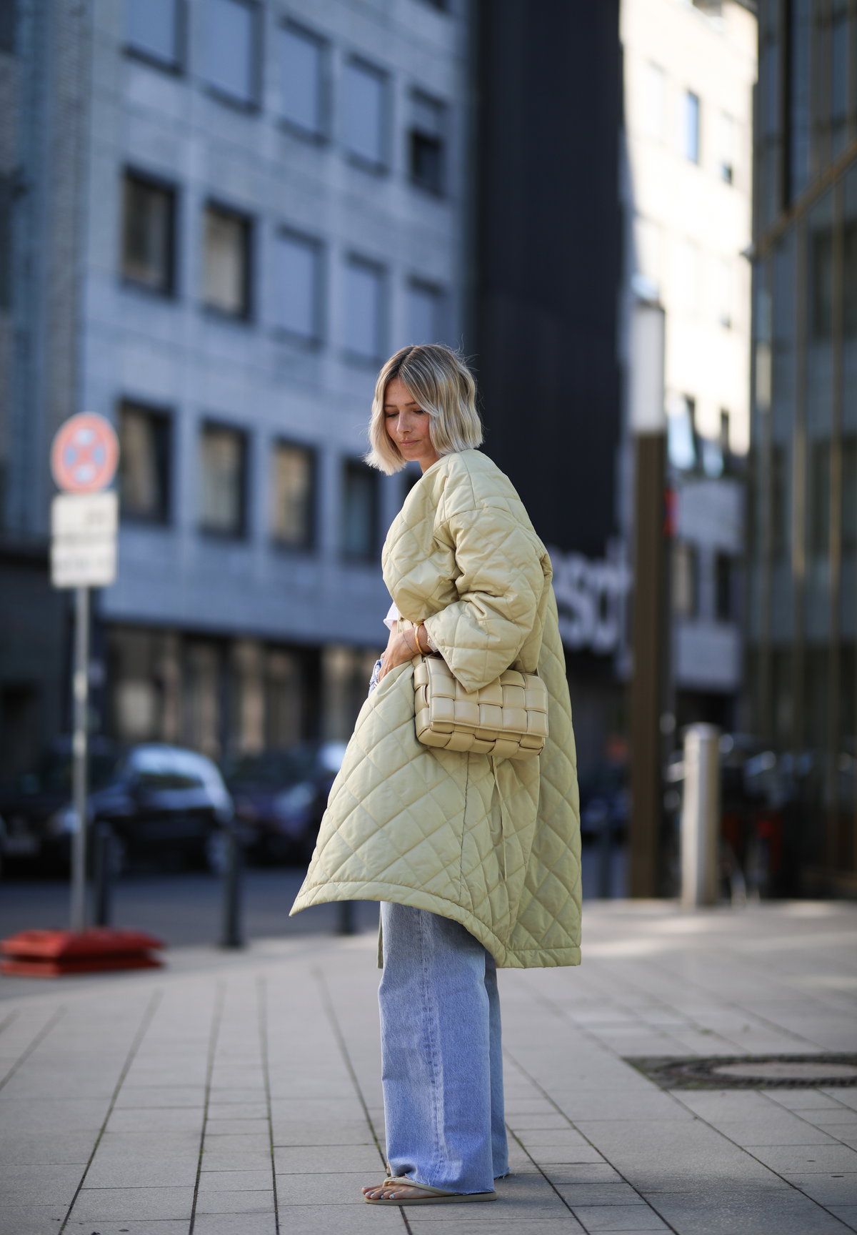 Kathrin Bommann trägt Steppmantel beige