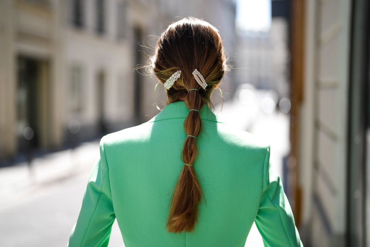 Pferdeschwanz mit Haarspangen