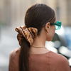 Trendfrisuren 2024: Scrunchies ersetzen wir jetzt mit diesem Accessoire
