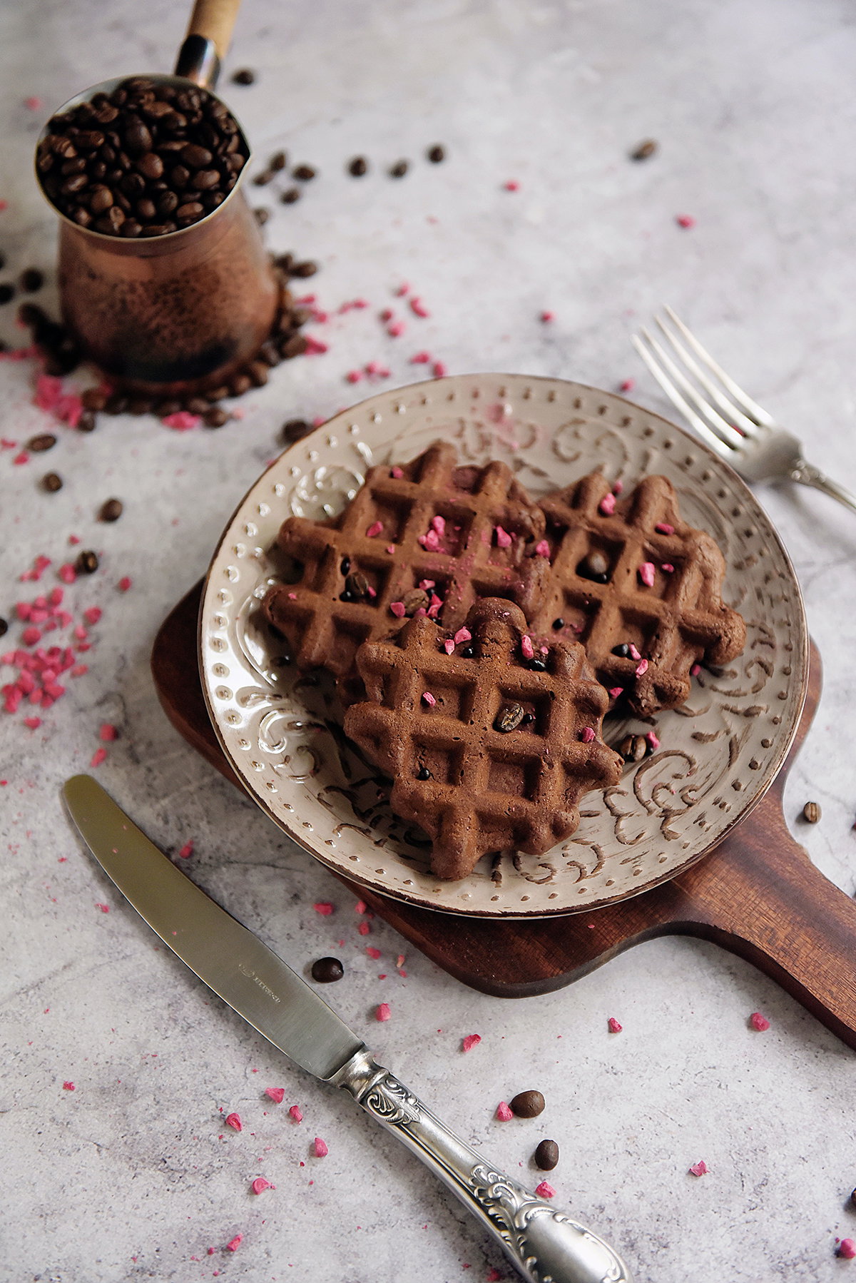 Ein liebevoll zubereitetes Frühstück am Valentinstag kann nicht nur für einen süßen Morgen sorgen, sondern man startet direkt gut gelaunt in den Tag.