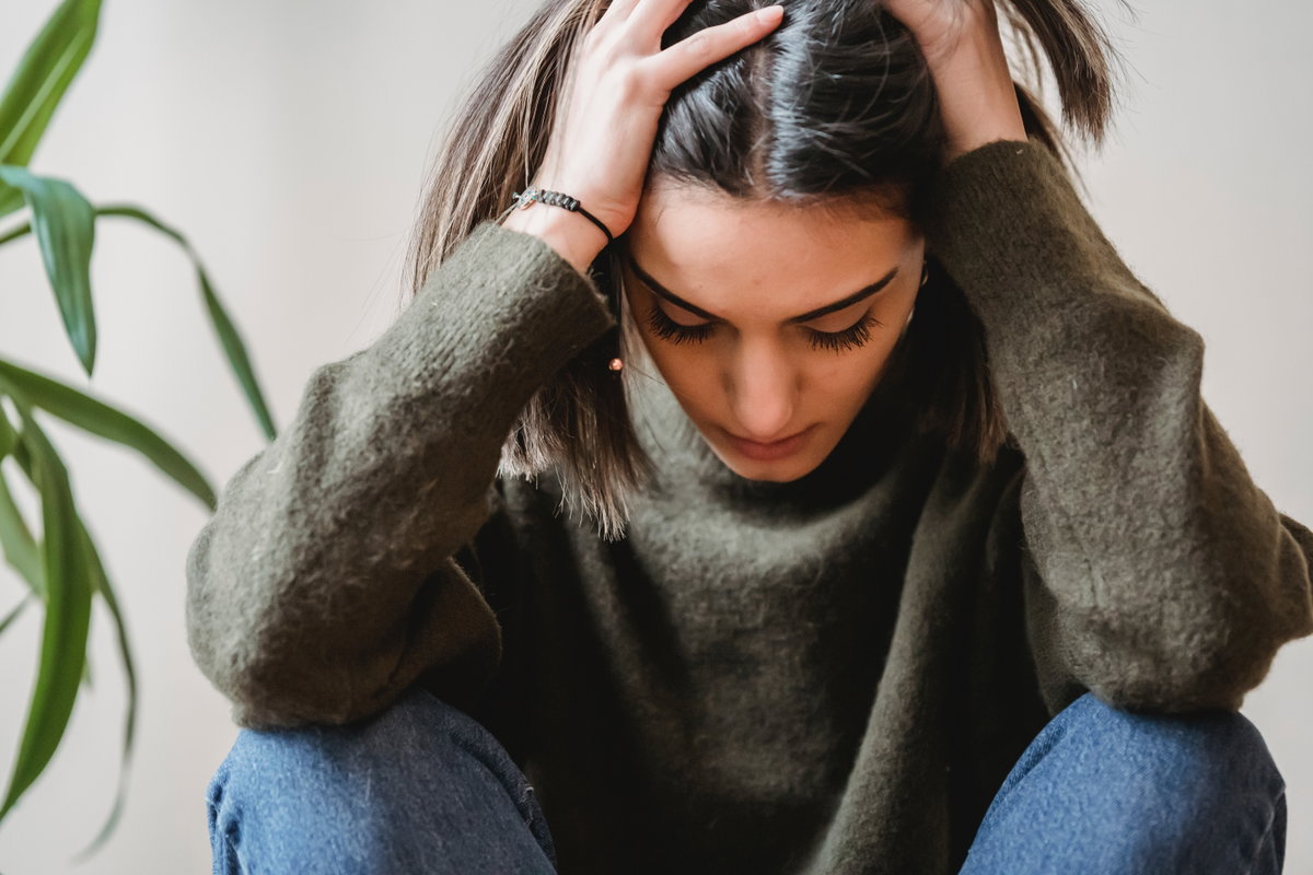 Horoskop Thema: Frau stützt sich auf Händen ab