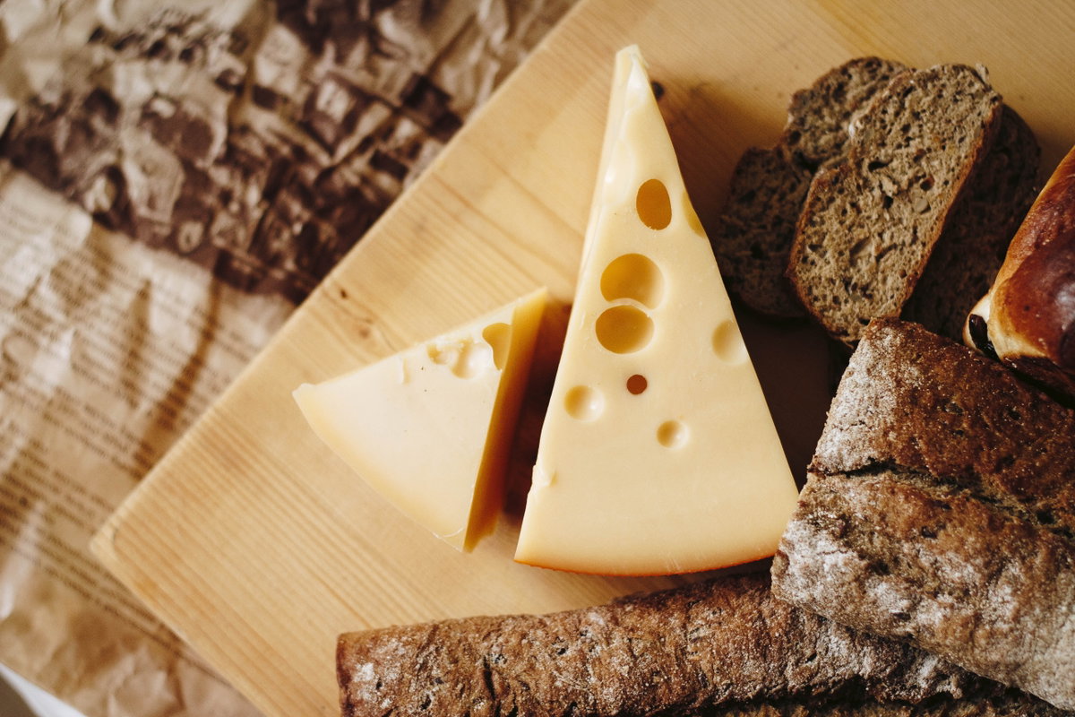 Käse und Brot auf Brett