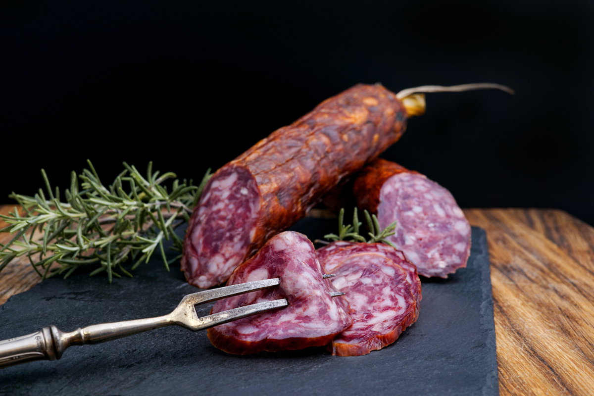 Salami auf einem Tisch