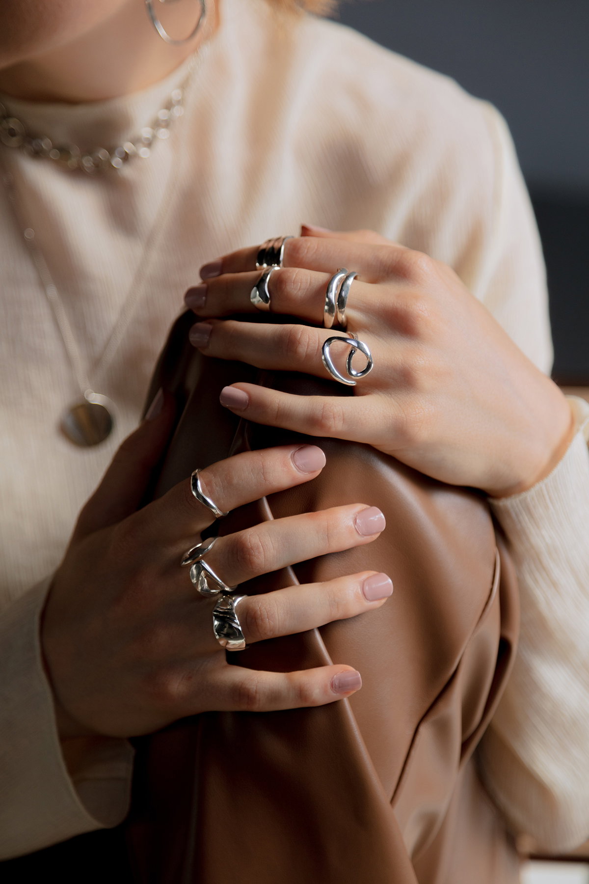 Ringe an einer weiblichen Hand