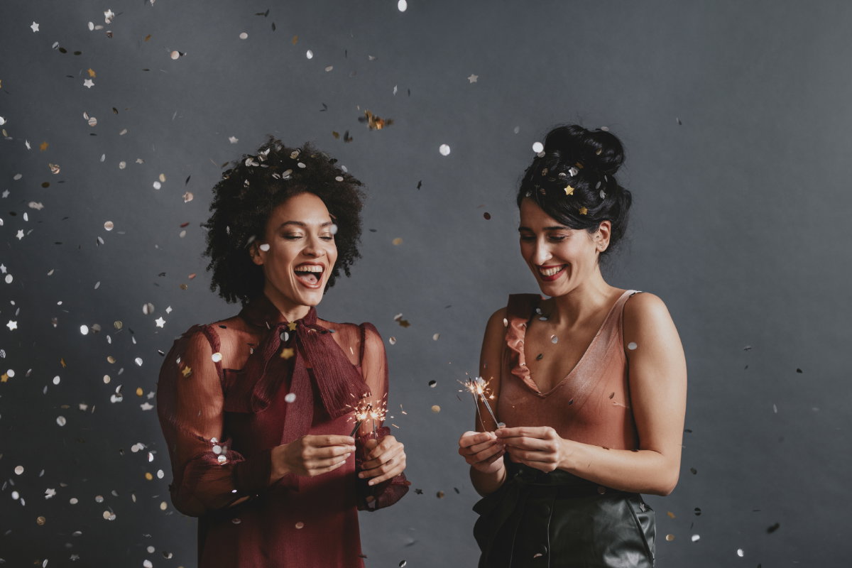 Zwei Frauen feiern Silvester