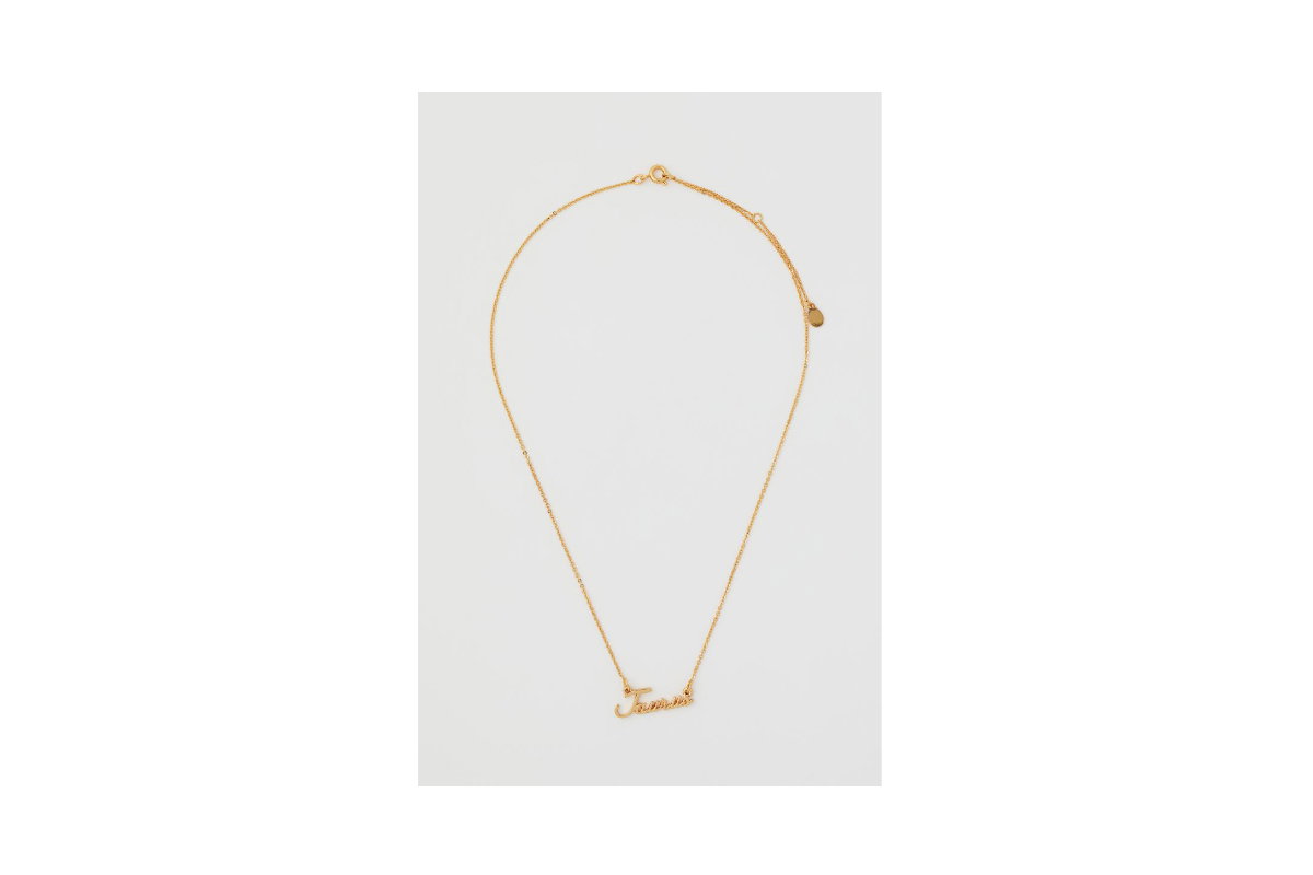 Weil wir Sternzeichen-Ketten so lieben, kommt hier das nächste Modell: Sternzeichen-Kette in Schriftzug. Über H&M für ca. 15 Euro.