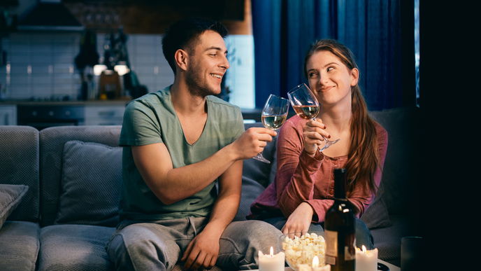Trinkspiele zu zweit: 6 Ideen für einen feuchtfröhlichen Abend