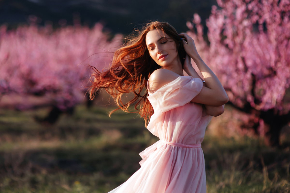 Frau mit Kleid Rosa