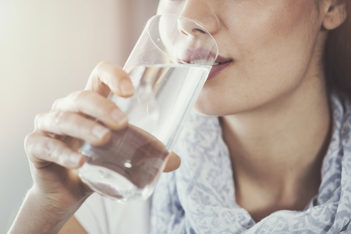 Frau trink Wasser - Abnehmen mit Tropfen