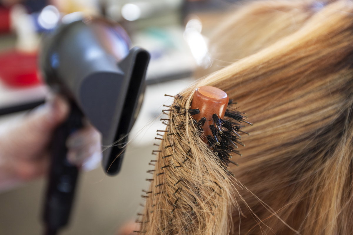 Föhn Frisur mit Haarbürste