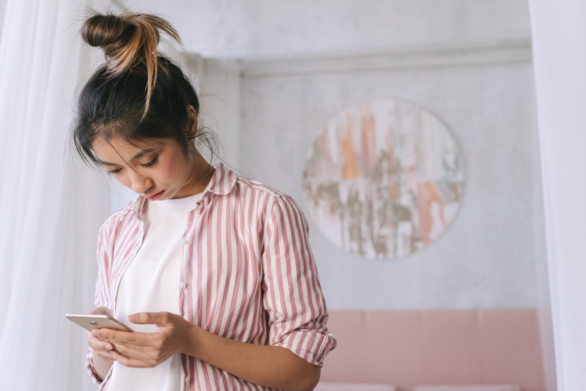 3 körperliche Anzeichen, dass du zu viel Zeit am Handy verbringst