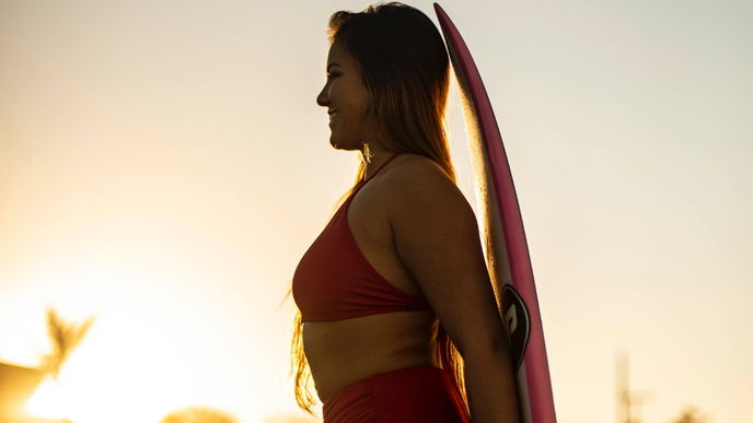 Badeanzug Bauch kaschieren: Mit diesen Teilen machst du beim Schwimmen eine gute Figur