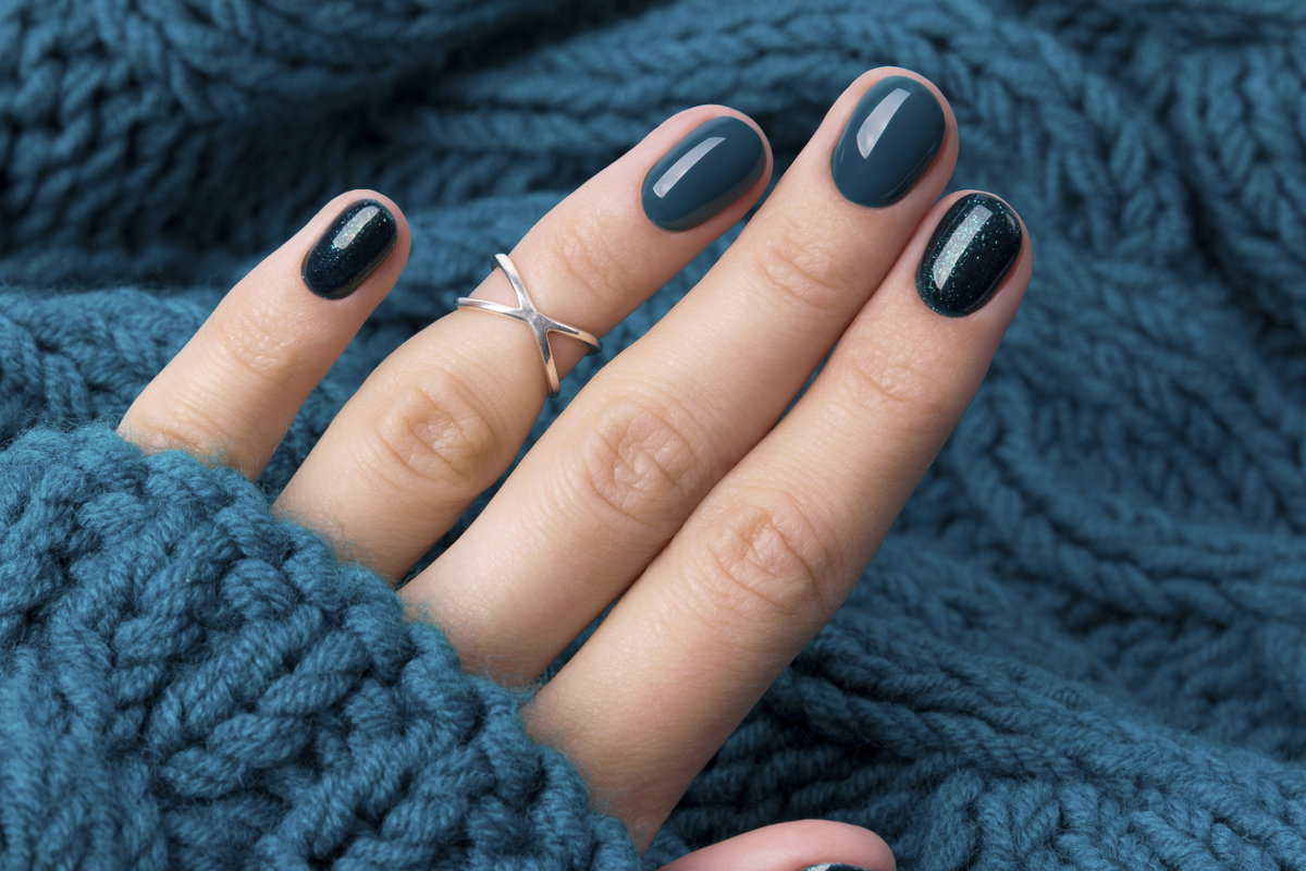 Blaue Nägel