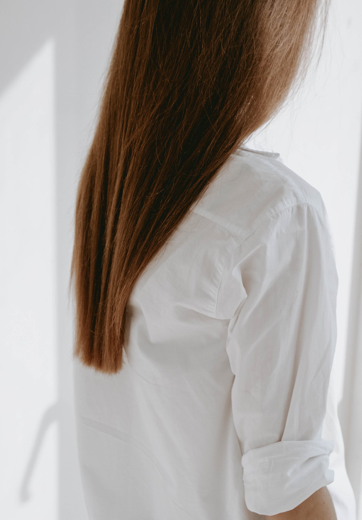 Frau mit weißer Bluse und langen Haaren